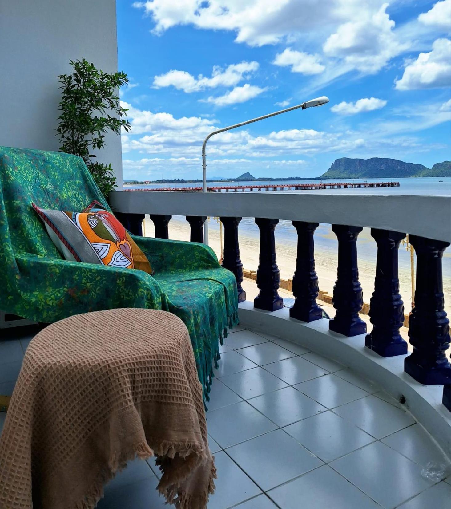 Jungle Cafe And Guesthouse Прачуап Кири Кан Екстериор снимка